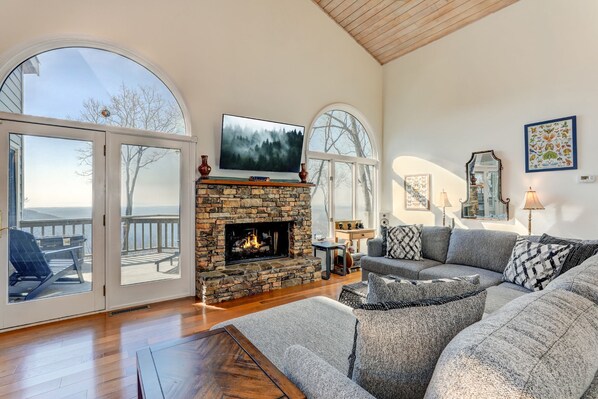 TV, fireplace - The Grateful Den - Cozy retreat in Big Canoe! (Jasper)