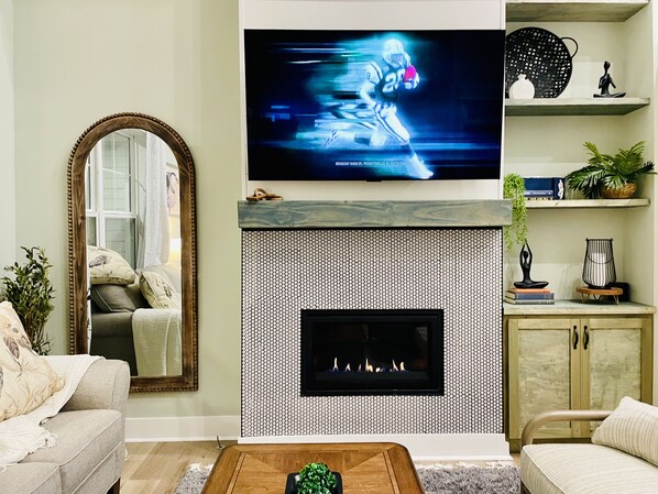 Smart TV, fireplace