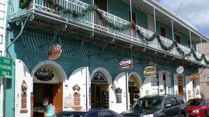 A building with multiple storefronts, including a jewelry store and a grand jewelry store. - 🌴 2BR Sapphire Beachfront Newly Renovated Perfect for Family Washer/Dryer/WiFi (St Thomas)