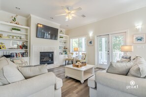 TV connectée, cheminée, lecteur de DVD, table de tennis de table