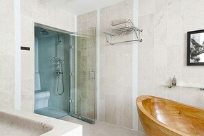 Douche, sèche-cheveux, serviettes fournies