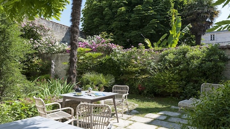 Outdoor dining. Bed & Breakfast in the town center