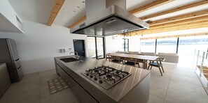 Villa | Cuisine privée | Réfrigérateur grande capacité avec congélateur, four à micro-ondes