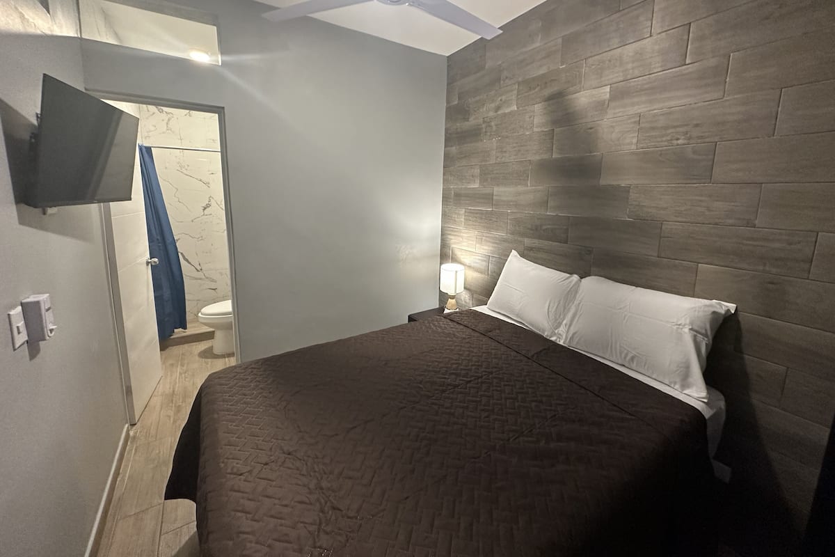 Economy Double Room | 1 bedroom, minibar, individually decorated, individually furnished