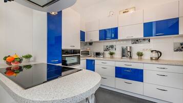 Fridge, microwave, oven, stovetop