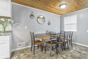 Family dining - Mid-Landing Inn (Colorado Springs)