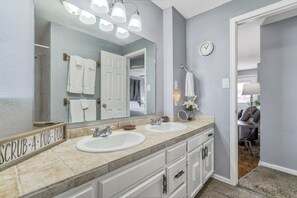 Ducha y bañera combinadas, toallas, jabón y champú