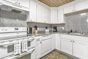 Kjøleskap, mikrobølgeovn, ovn og oppvaskmaskin