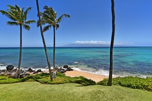 On the beach - Beachy Oceanfront 2bd Condo, steps from the shore (Lahaina)