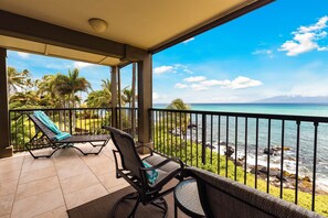 Property grounds - Beachy Oceanfront 2bd Condo, steps from the shore (Lahaina)