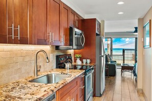 Kylskåp, mikrovågsugn, ugn och spishäll