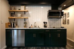 Frigorífico, microondas, placa de cocina y cafetera o tetera