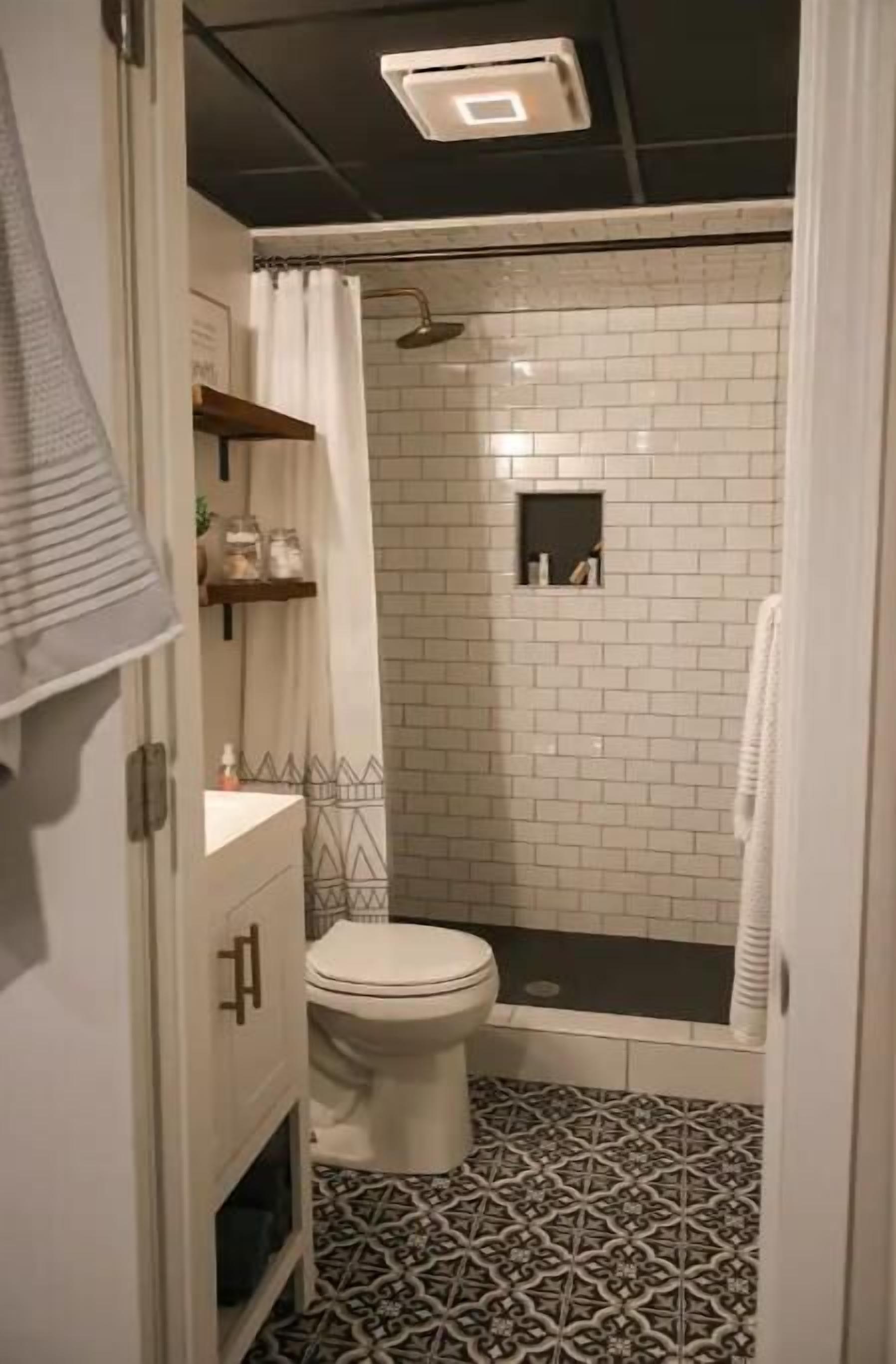 Doccia, asciugacapelli, asciugamani, sapone