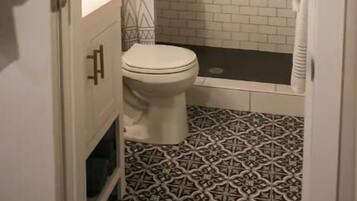 Doccia, asciugacapelli, asciugamani, sapone