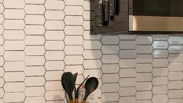 Køleskab, mikrobølgeovn, kogeplade, kaffe-/temaskine