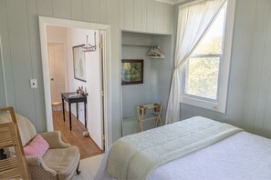 5 bedrooms, iron/ironing board, free WiFi, bed sheets