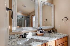 Shower, towels, soap, shampoo - Hill Station - Views,Game room, Patio, Main Level King Suite, Firepit (Beech Mountain)