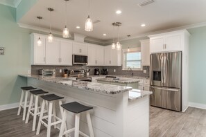 冷蔵庫、電子レンジ、オーブン、コンロ