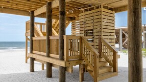 Une structure en bois installée sur la plage, dotée d’un escalier et de rampes.