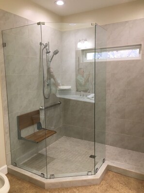 Shower, hair dryer, towels, soap - Golf, Beach, Westin Hotel Access, Pickleball, 2 bdrms, 2 full bath, full kitchen (Hilton Head Island)