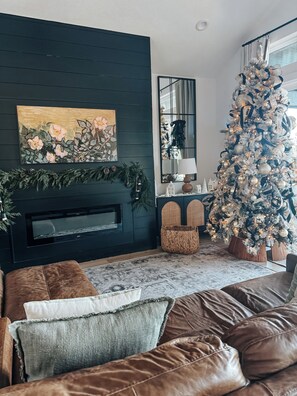 Una Smart TV, una chimenea, libros