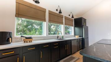 Refrigerador, microondas, horno, placa de cocina