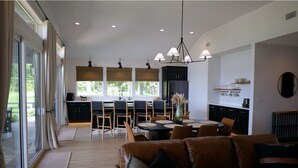 Una cocina moderna con comedor, ventanas amplias y un sofá de cuero.