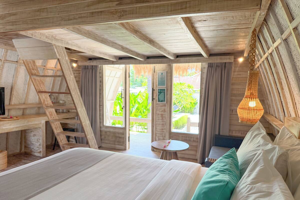 Deluxe-loftsværelse | Minibar, pengeskab på værelset, gratis Wi-Fi, sengetøj