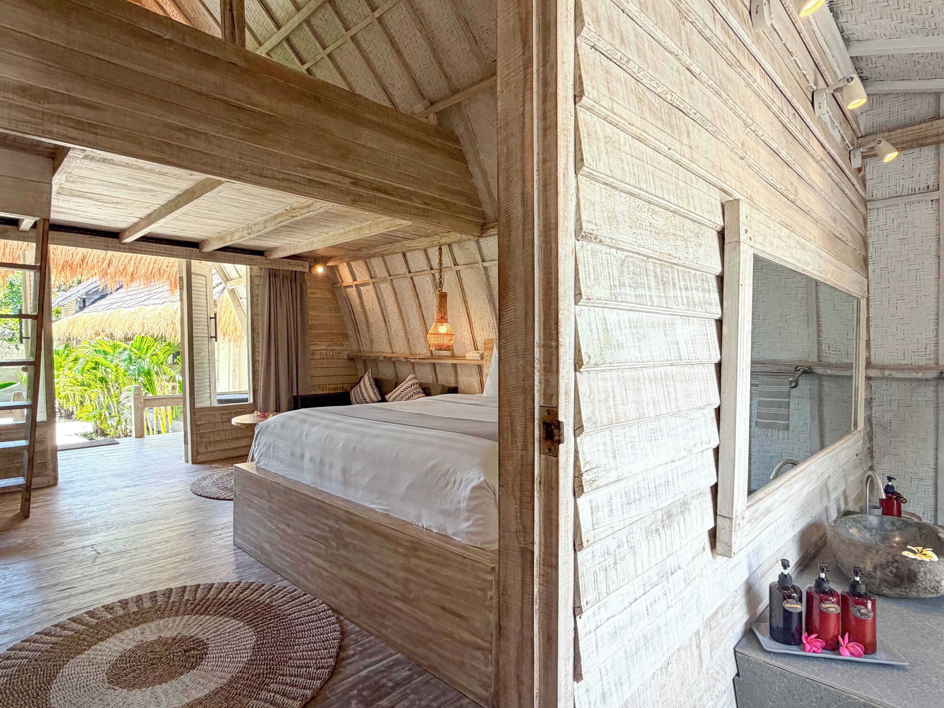 Loft Deluks | Kamar mandi | Shower, perlengkapan mandi gratis,  dan handuk