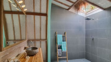 Deluxe Bungalow | Bathroom | Shower, free toiletries, towels