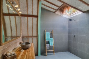 Deluxe-Bungalow | Badezimmer | Dusche, kostenlose Toilettenartikel, Handtücher