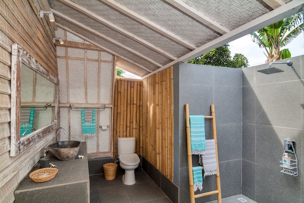 Deluxe-loftsværelse | Badeværelse | Bruser, gratis toiletartikler, håndklæder