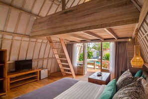 Deluxe Bungalow With Loft | Minibar, in-room safe, free WiFi, bed sheets