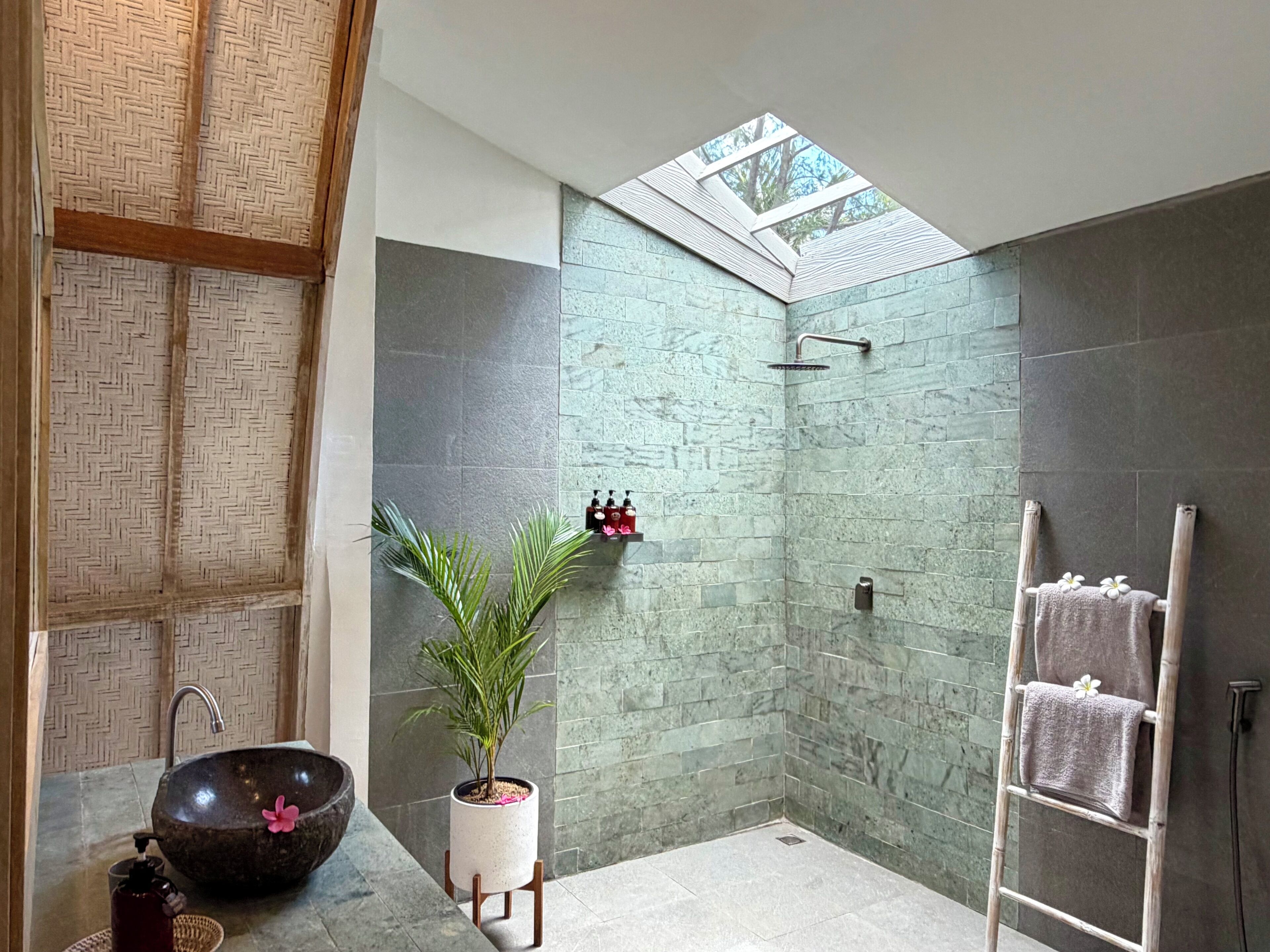 Deluxe Bungalow | Bathroom | Shower, free toiletries, towels