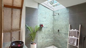 Deluxe Bungalow | Bathroom | Shower, free toiletries, towels