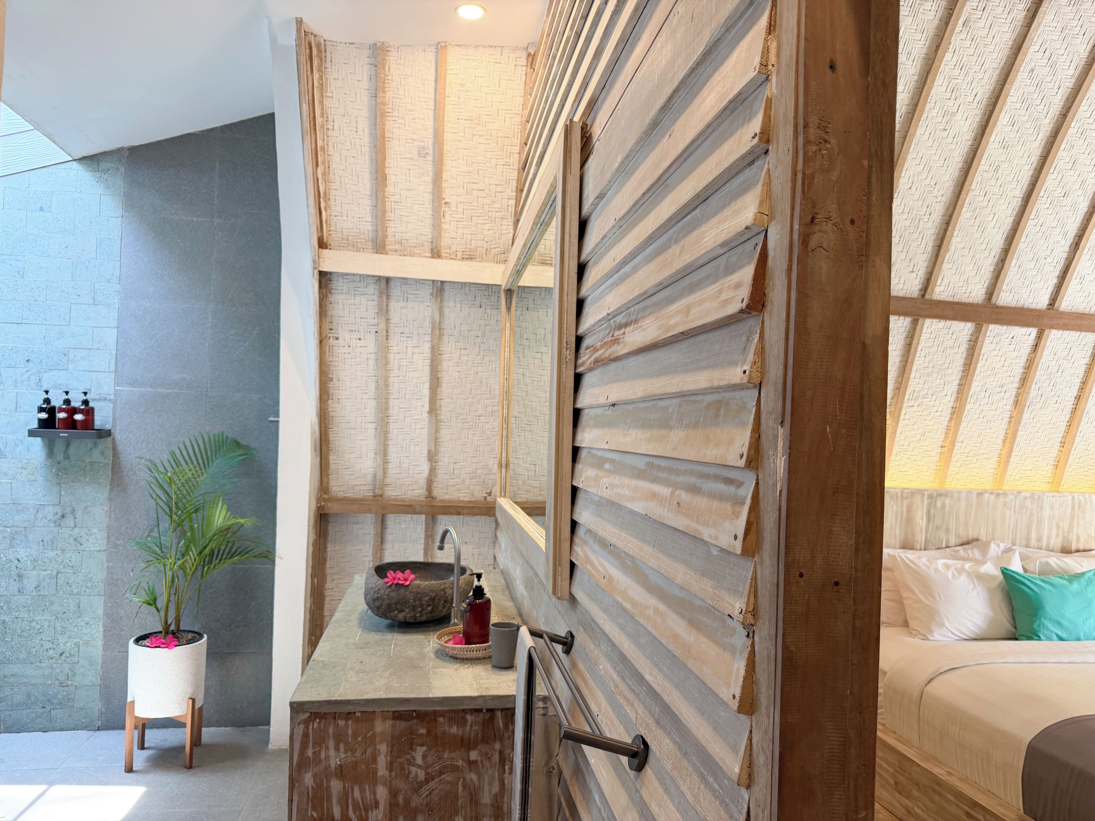 Bungalow Deluks | Kamar mandi | Shower, perlengkapan mandi gratis,  dan handuk