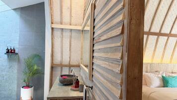 Bungalow Deluks | Kamar mandi | Shower, perlengkapan mandi gratis, dan handuk