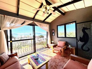 Smart-TV, Kamin, Bücher