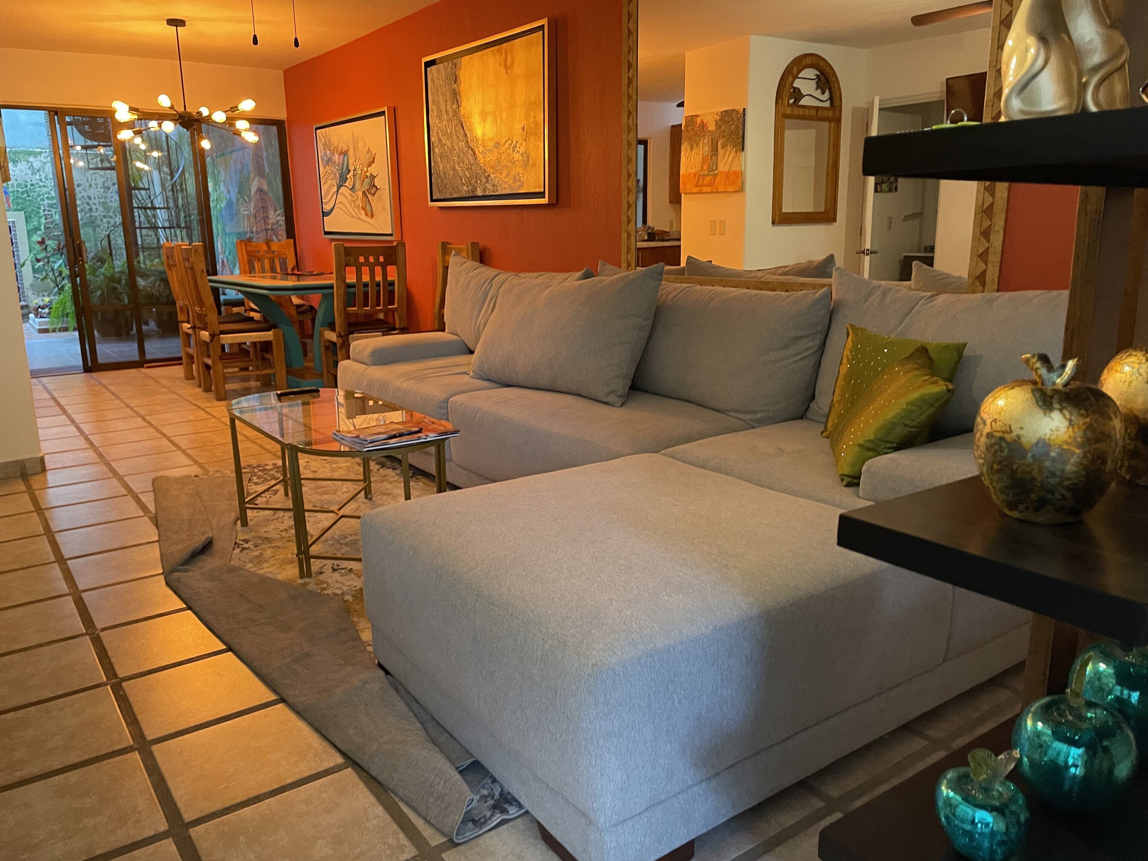 Smart TV, chimenea y libros 