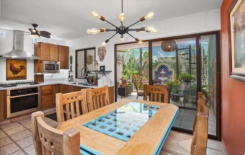 Tropical Oasis in Enchanted Forest Setting.  Walking distance to EVERYTHING!