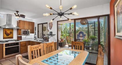 Tropical Oasis in Enchanted Forest Setting. Walking distance to EVERYTHING!