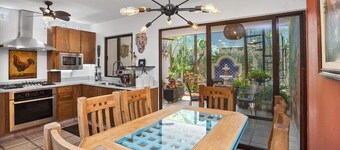 Tropical Oasis in Enchanted Forest Setting. Walking distance to EVERYTHING!