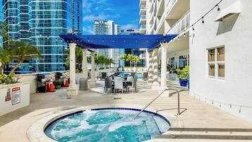 2 outdoor pools