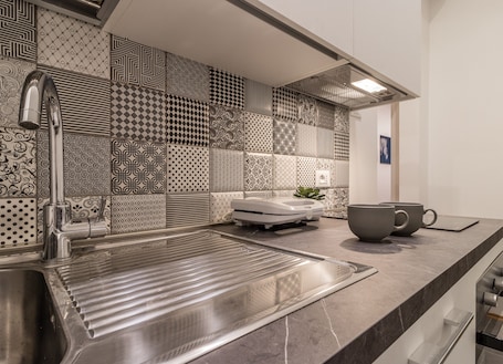 Deluxe Room | Private kitchen | Fridge, oven, stovetop, coffee/tea maker