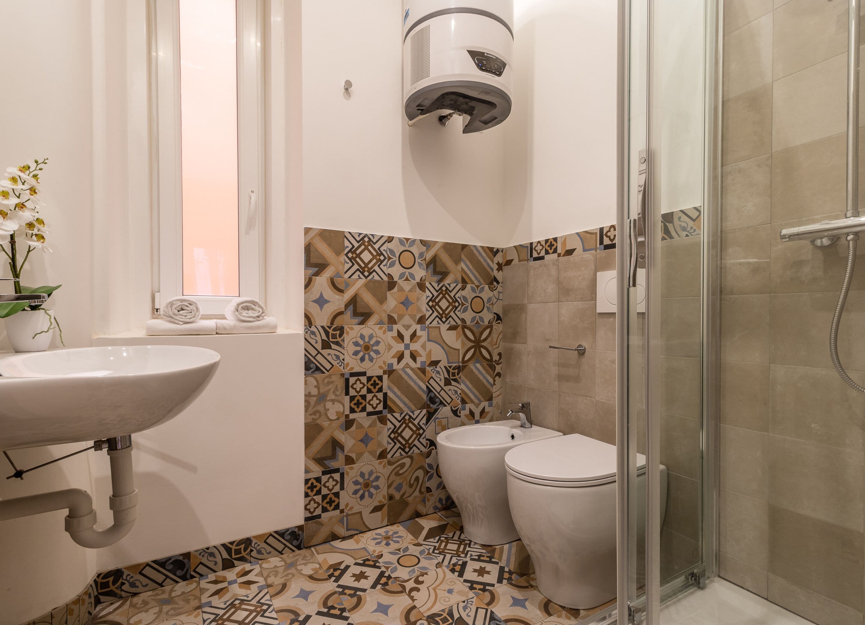 Deluxe Room | Bathroom | Shower, rainfall showerhead, towels, soap