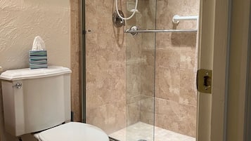 Douche, sèche-cheveux, serviettes fournies, savon