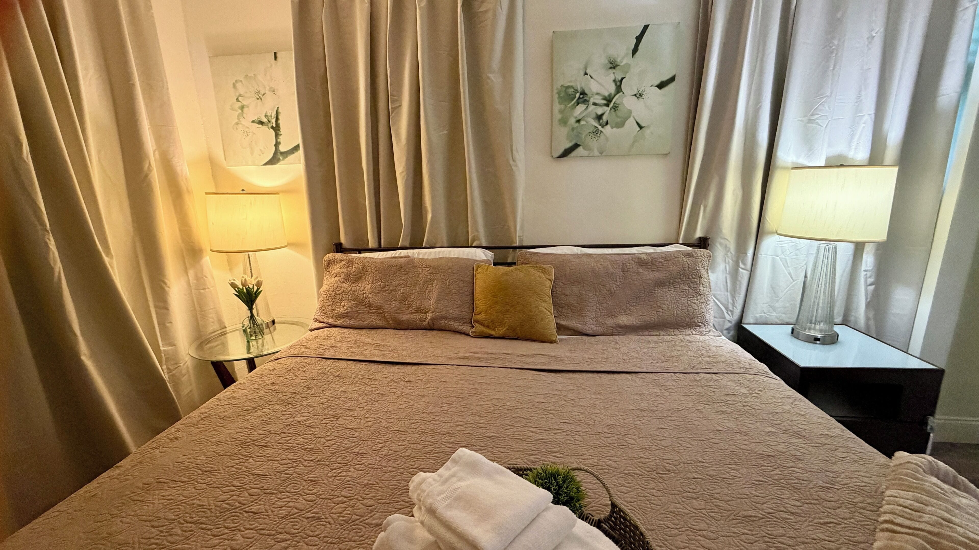 Comfort Room, Courtyard View | In-room safe, individually decorated, individually furnished