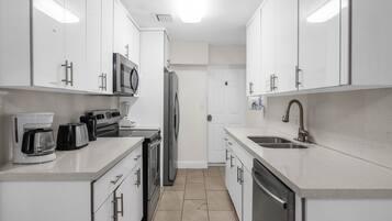 Comfort Room, Non Smoking, Air conditioning | Private kitchen | Shared fridge, microwave, electric kettle