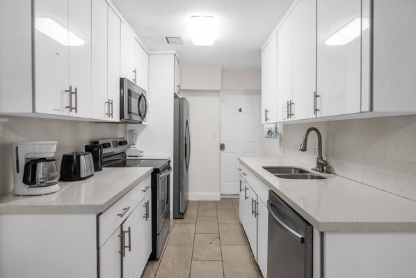 Chambre Confort, non-fumeurs, climatisation | Cuisine privée | Réfrigérateur dans l'espace commun, micro-ondes dans l'espace commun