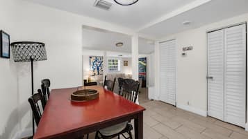 Comfort Room, Non Smoking, Air conditioning | In-room dining
